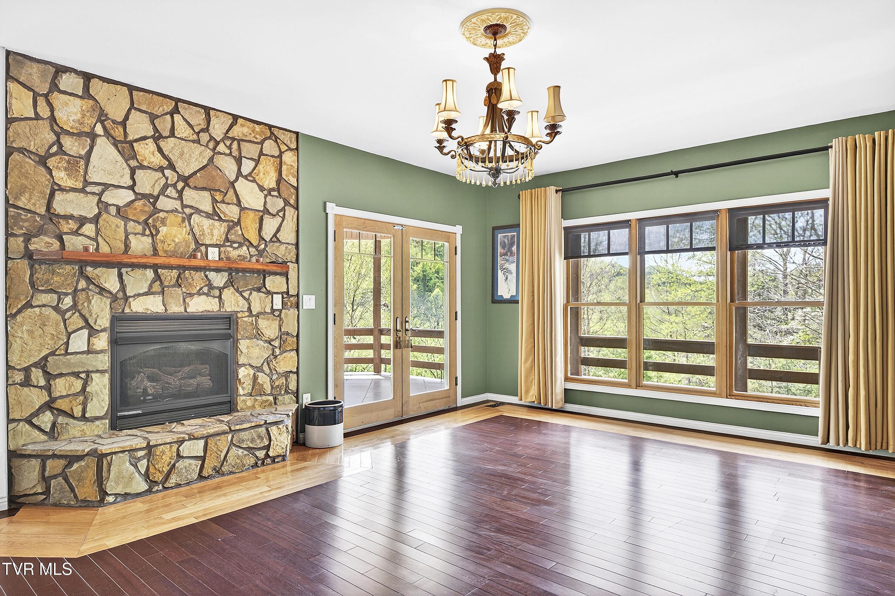 Image 4: LIVING ROOM