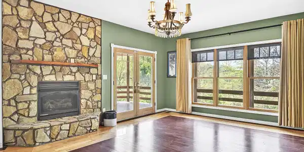 Image 4: LIVING ROOM