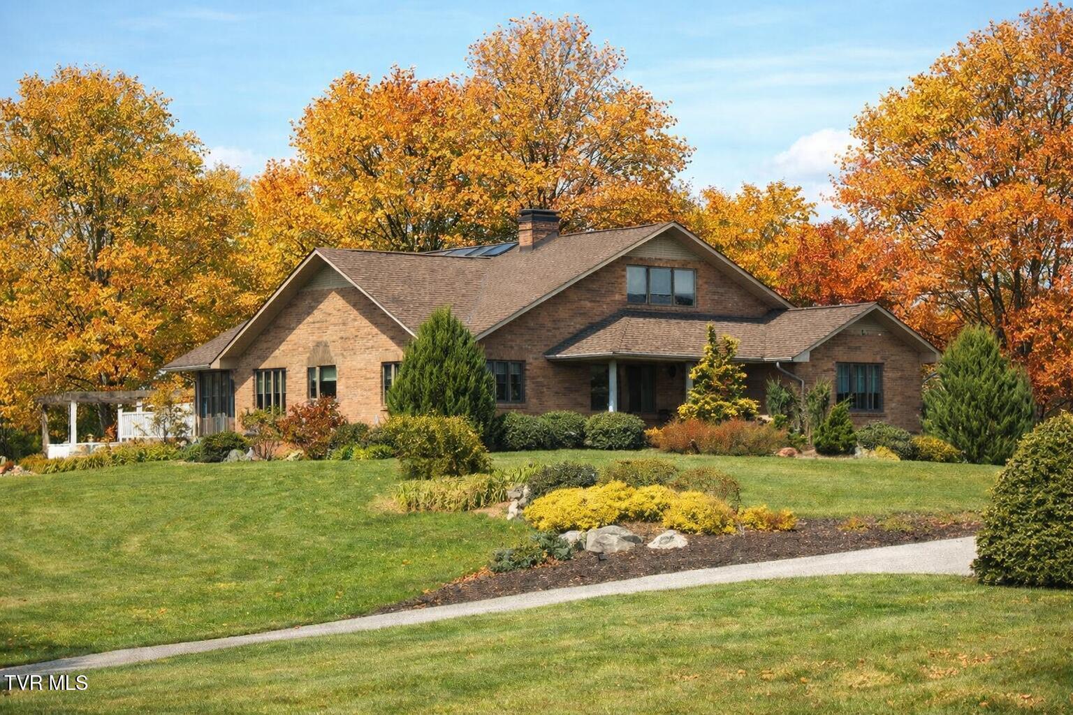 Image 3: Charming suburban home in autumn colors
