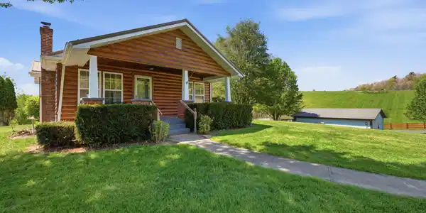 Image 2: 26-web-or-mls-EXT_1642