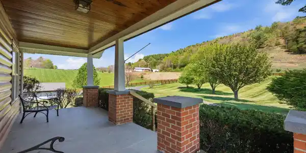 Image 4: 28-web-or-mls-EXT_1657
