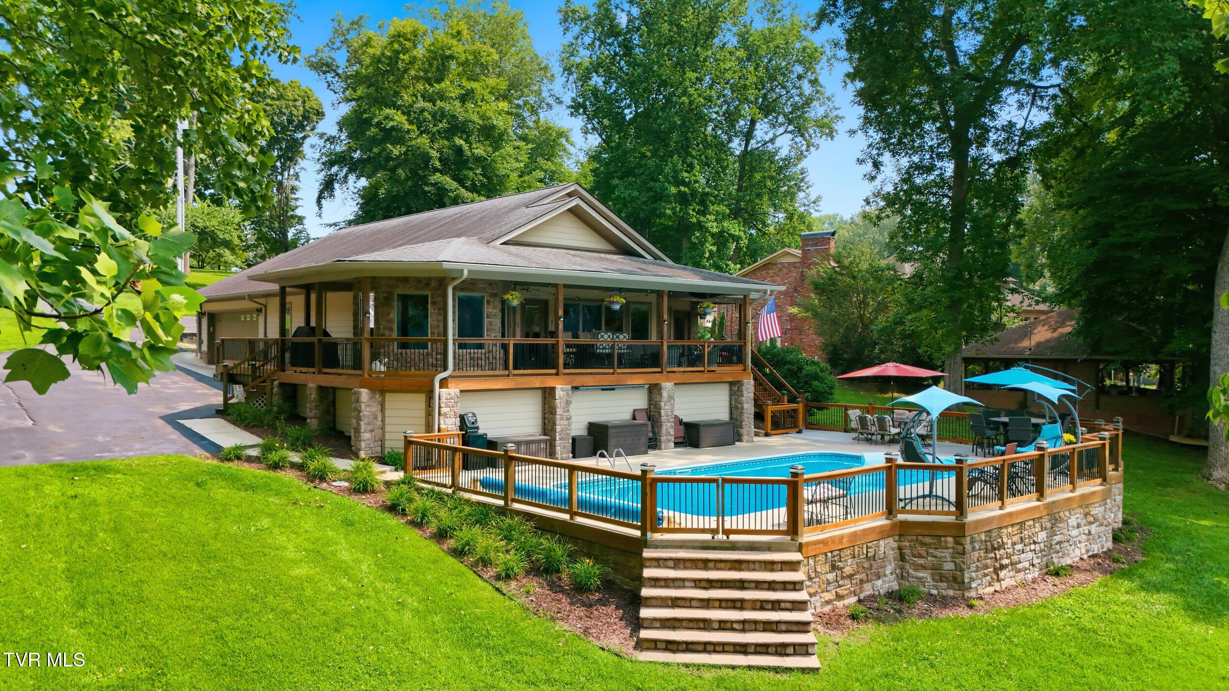 Image 3: 2_788 lake point dr-11