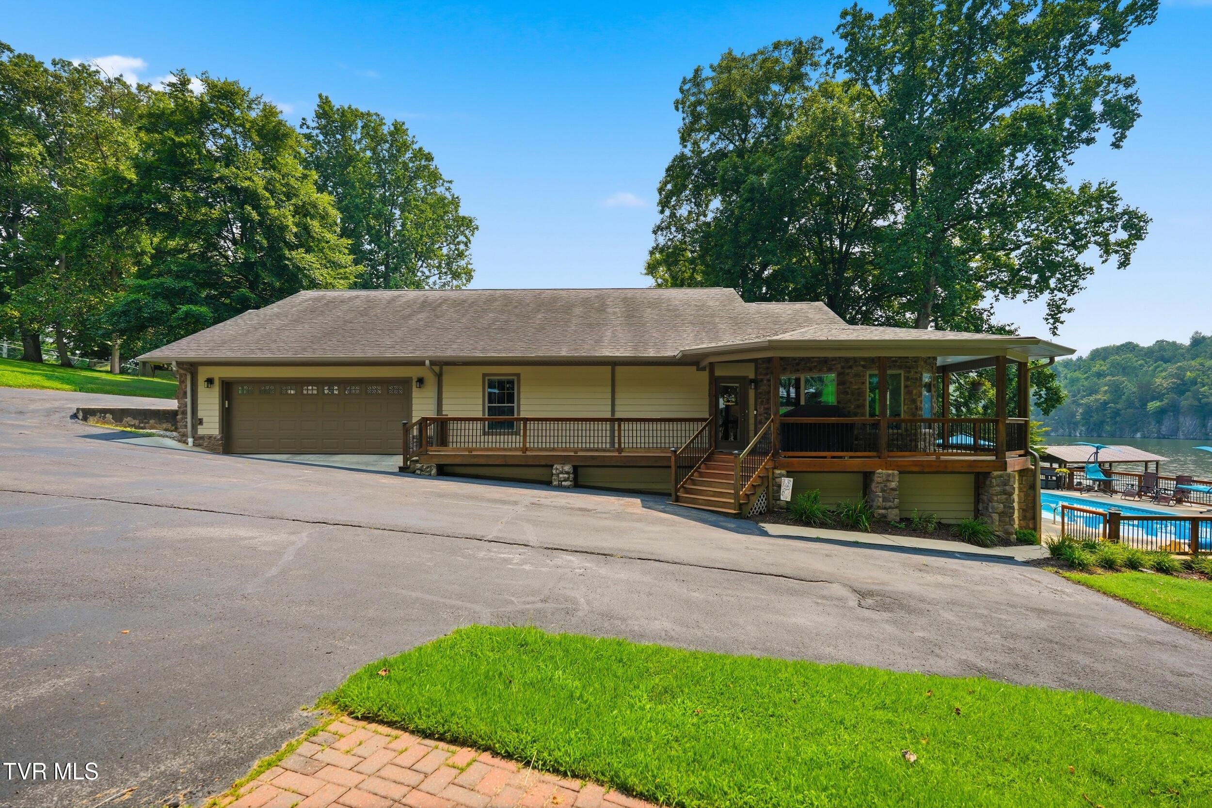 Image 4: 51_788 lake point dr-16