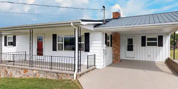 Image 2: 038-215WhiteSandsRoad-Greeneville-TN-377