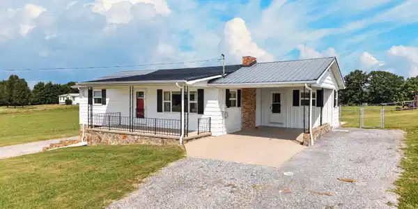 Image 3: 036-215WhiteSandsRoad-Greeneville-TN-377