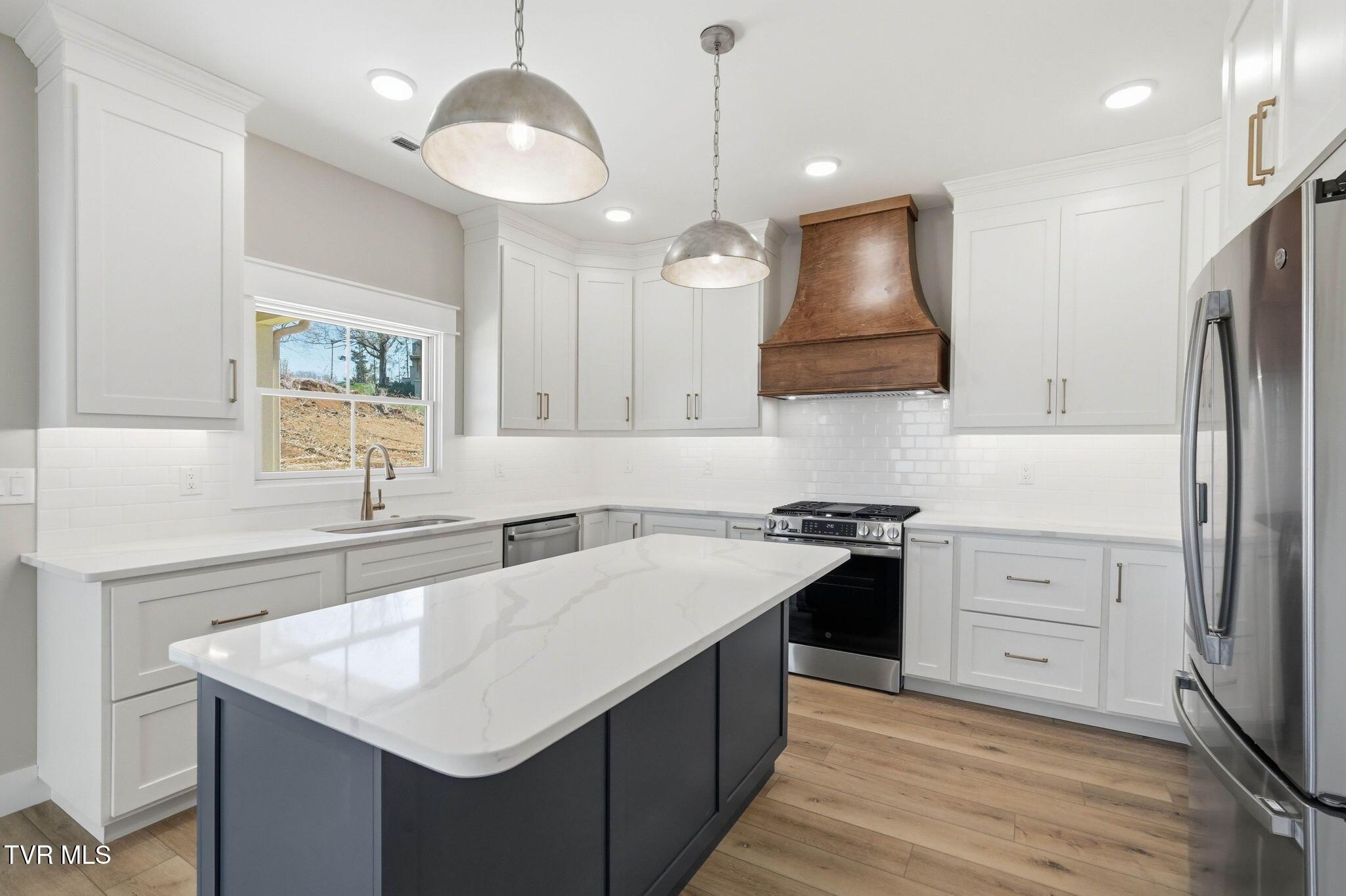 Image 3: 35-web-or-mls-304 Monroe Dr-9