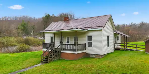 1053 The Lake Road