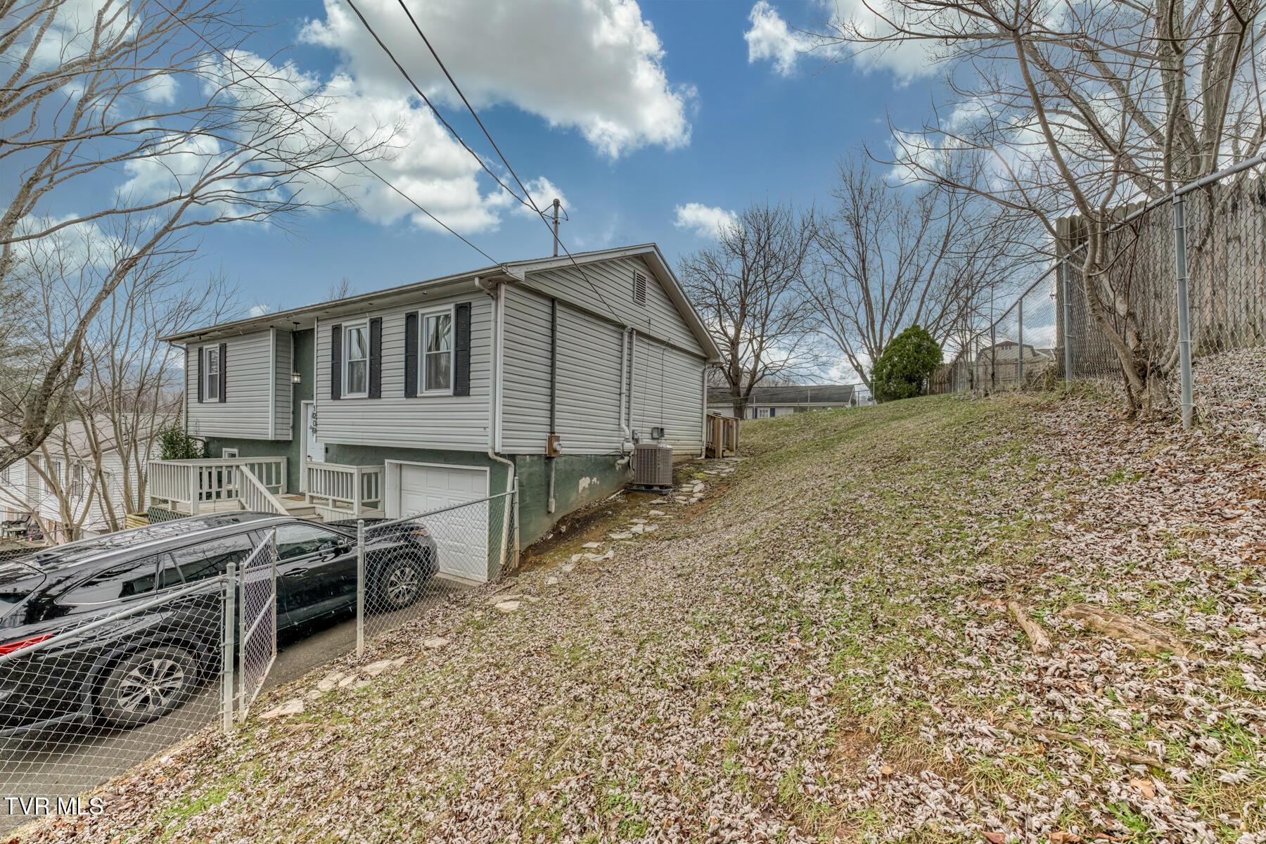 Image 2: 1209 Idlewylde Cir -2
