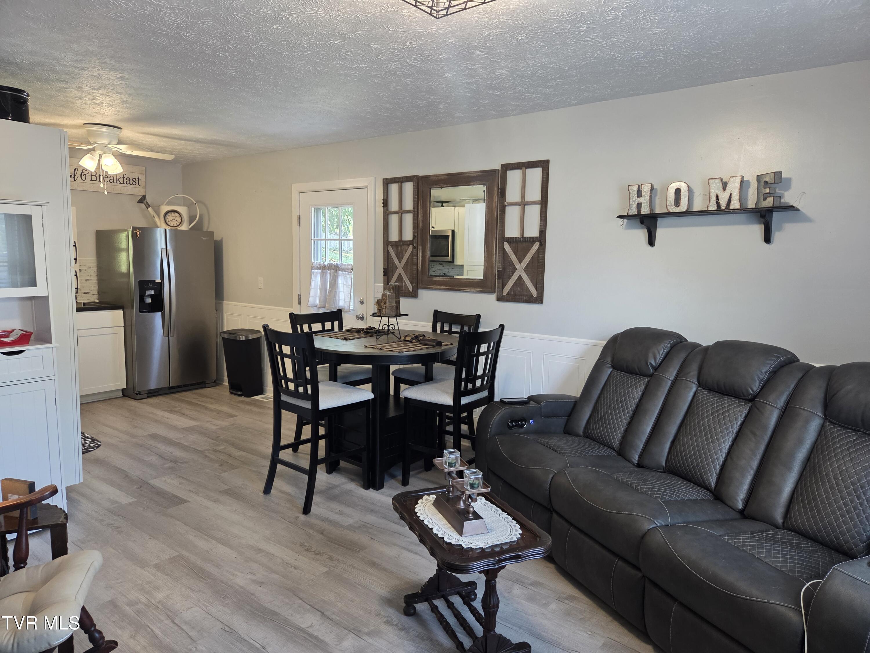 Image 3: Living Room