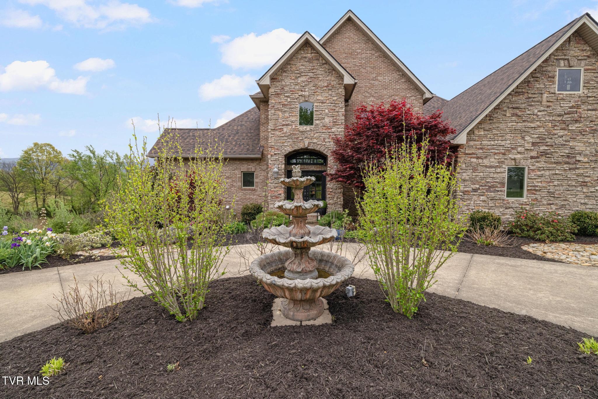 Image 4: Exterior entry with fountain
