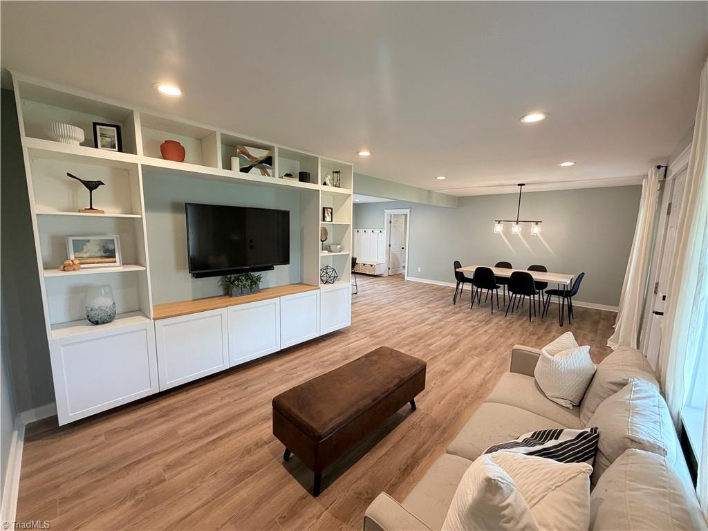 Image 4: Living Room