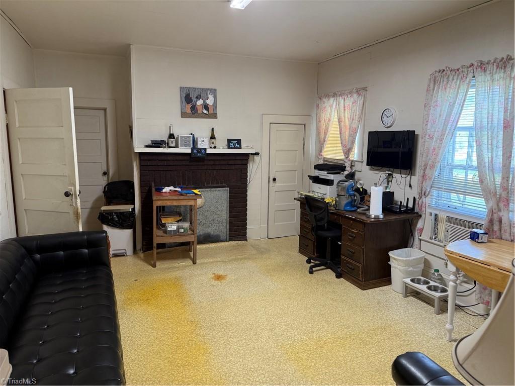 Image 4: Living Room/Den