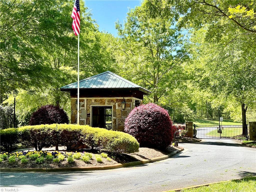 Image 4: Gate community