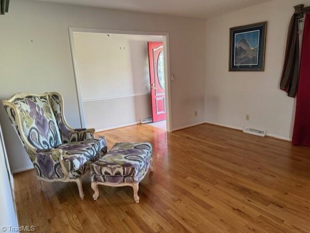Image 4: living room