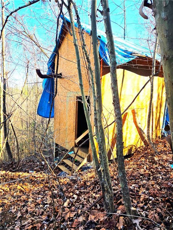 Image 2: Hunting Shed on the property