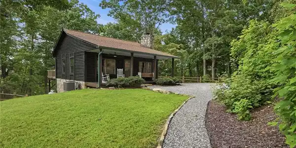 Image 4: Front Yard