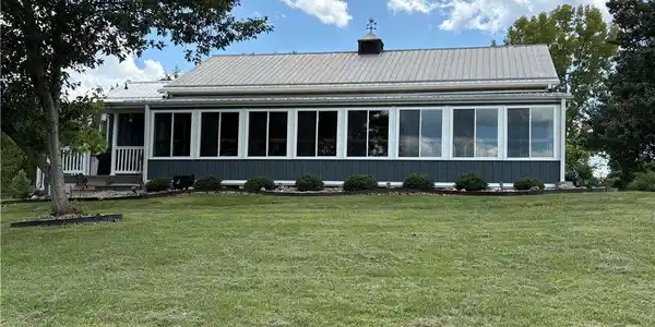 Image 3: Back view of 910 Hank St
