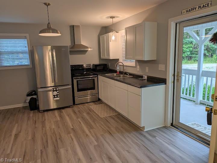 Image 4: Kitchen
