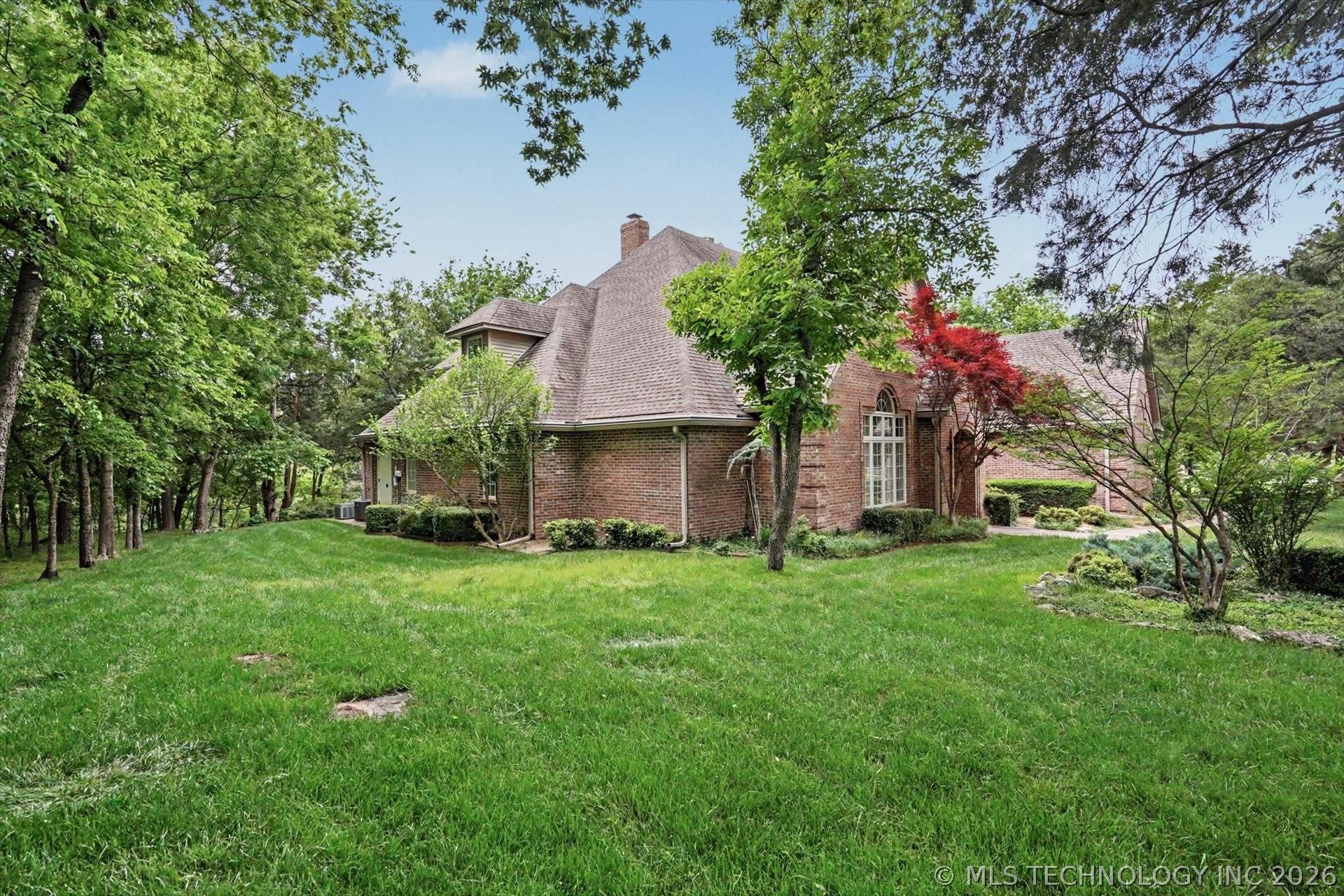 Image 3: Heavily treed lot