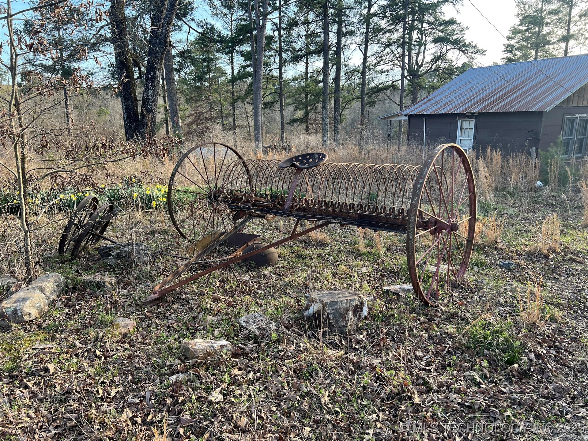 Image 2: Rustic old cabin needs work; but, electric and wat