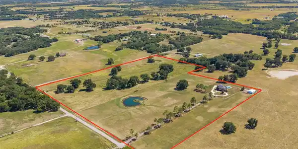 Image 2: Expansive property featuring a private drive, two