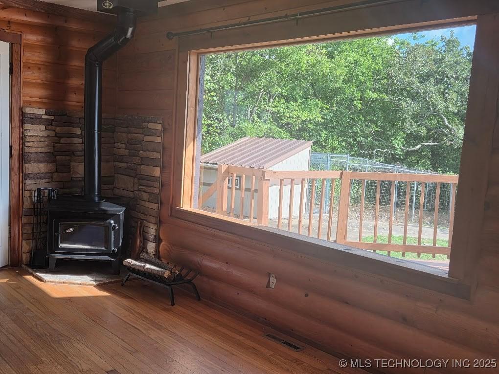 Image 4: Living area