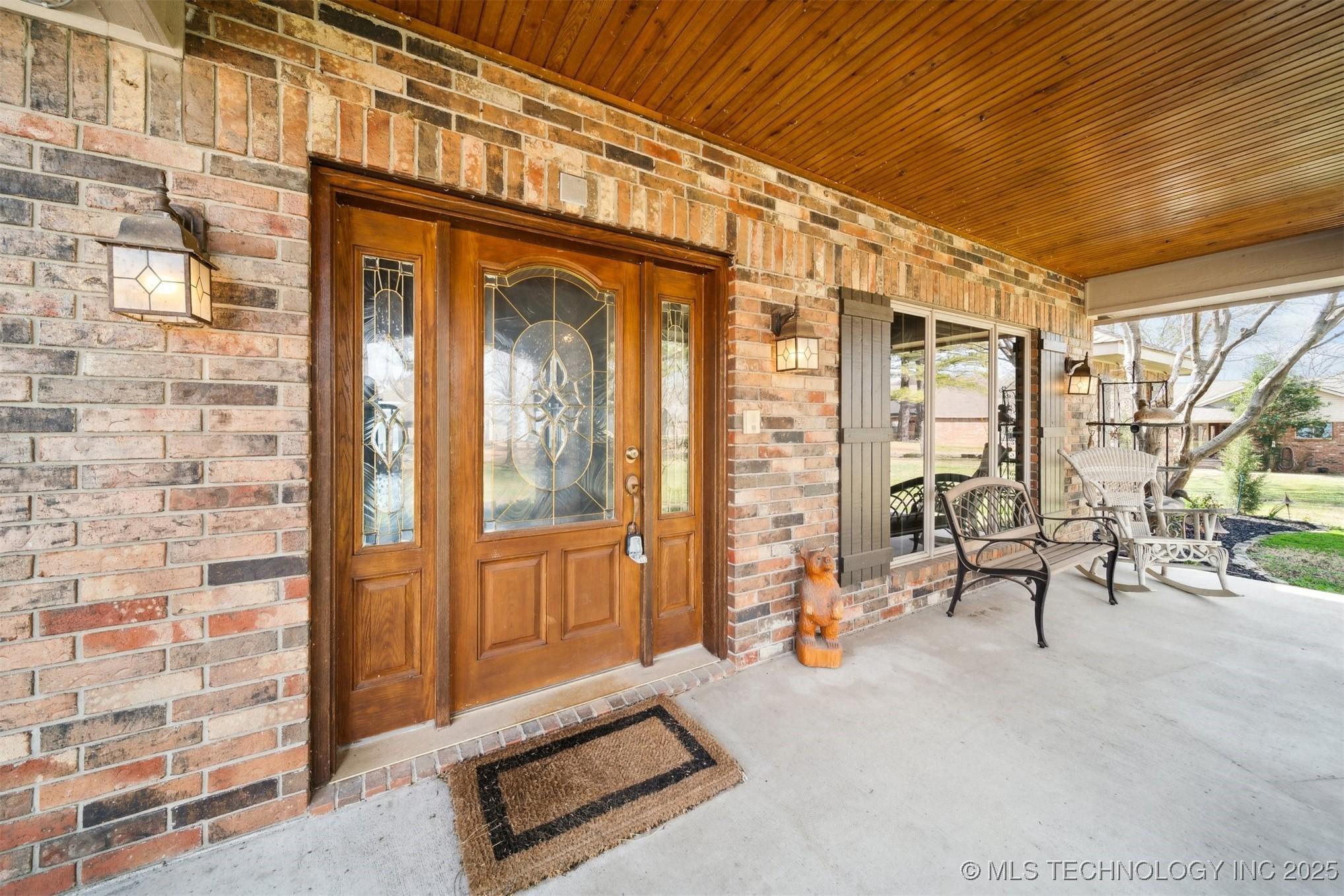 Image 4: Tongue and grove wood ceiling on the porch
