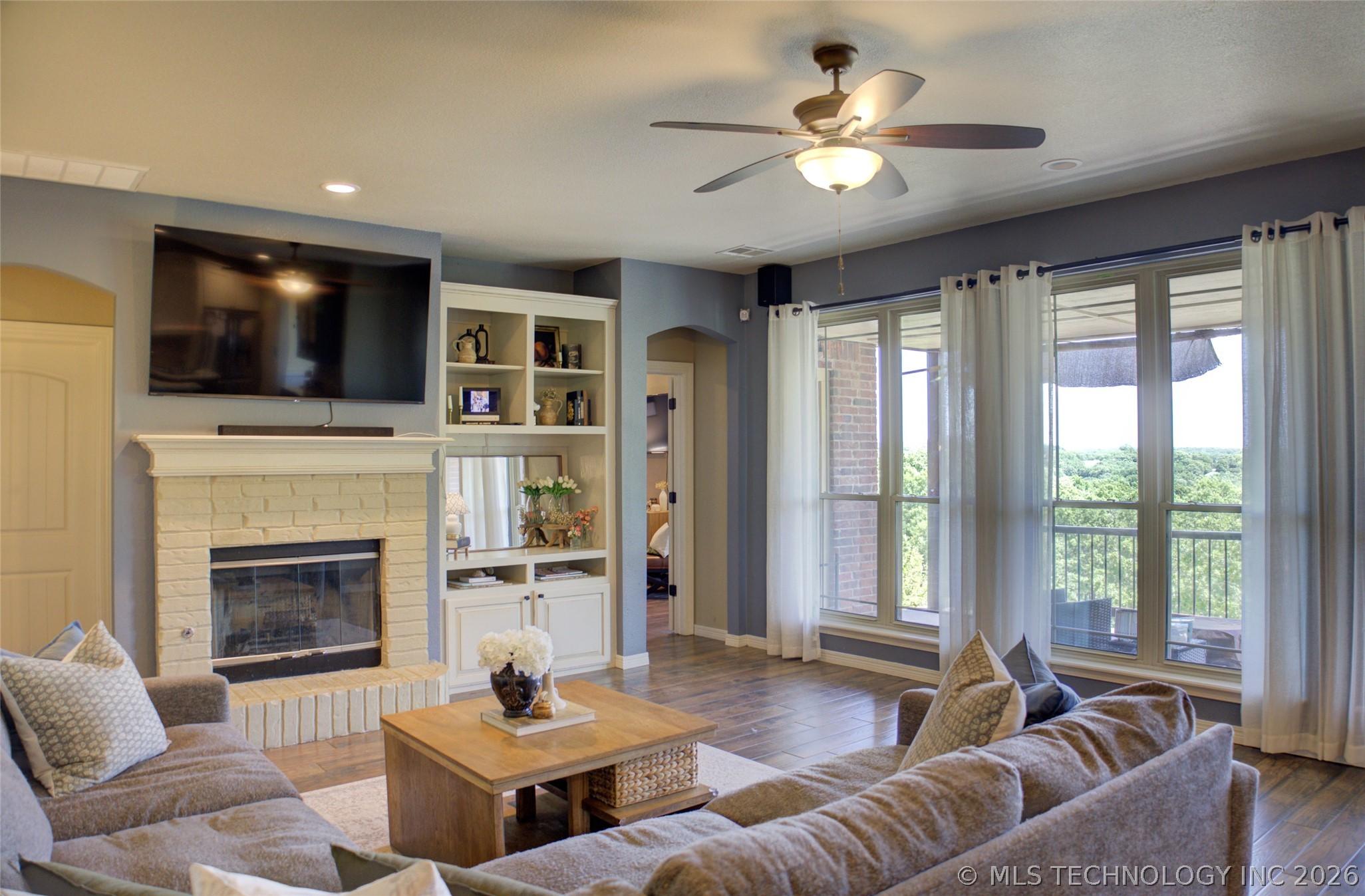 Image 3: Living room