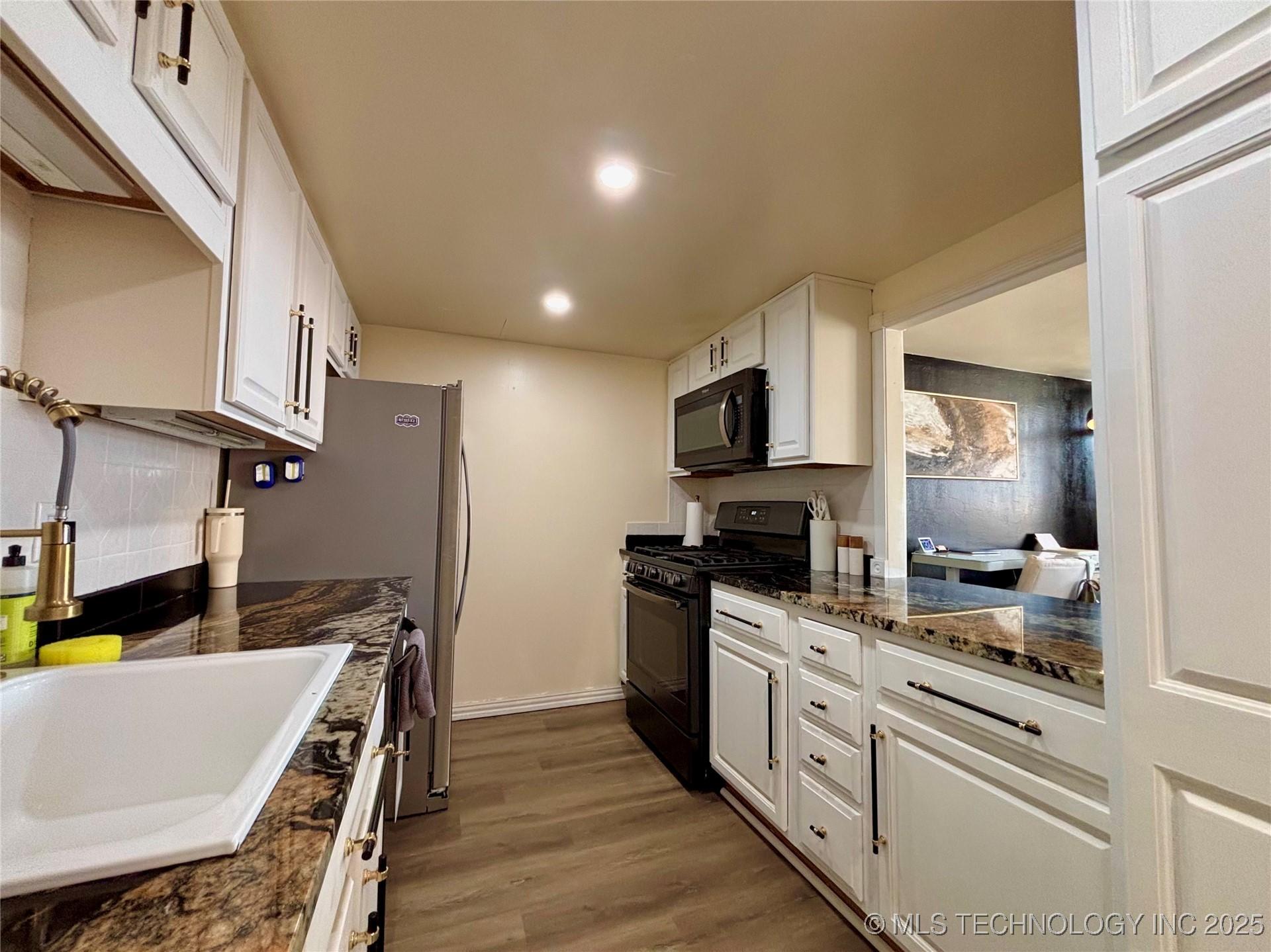 Image 4: Kitchen