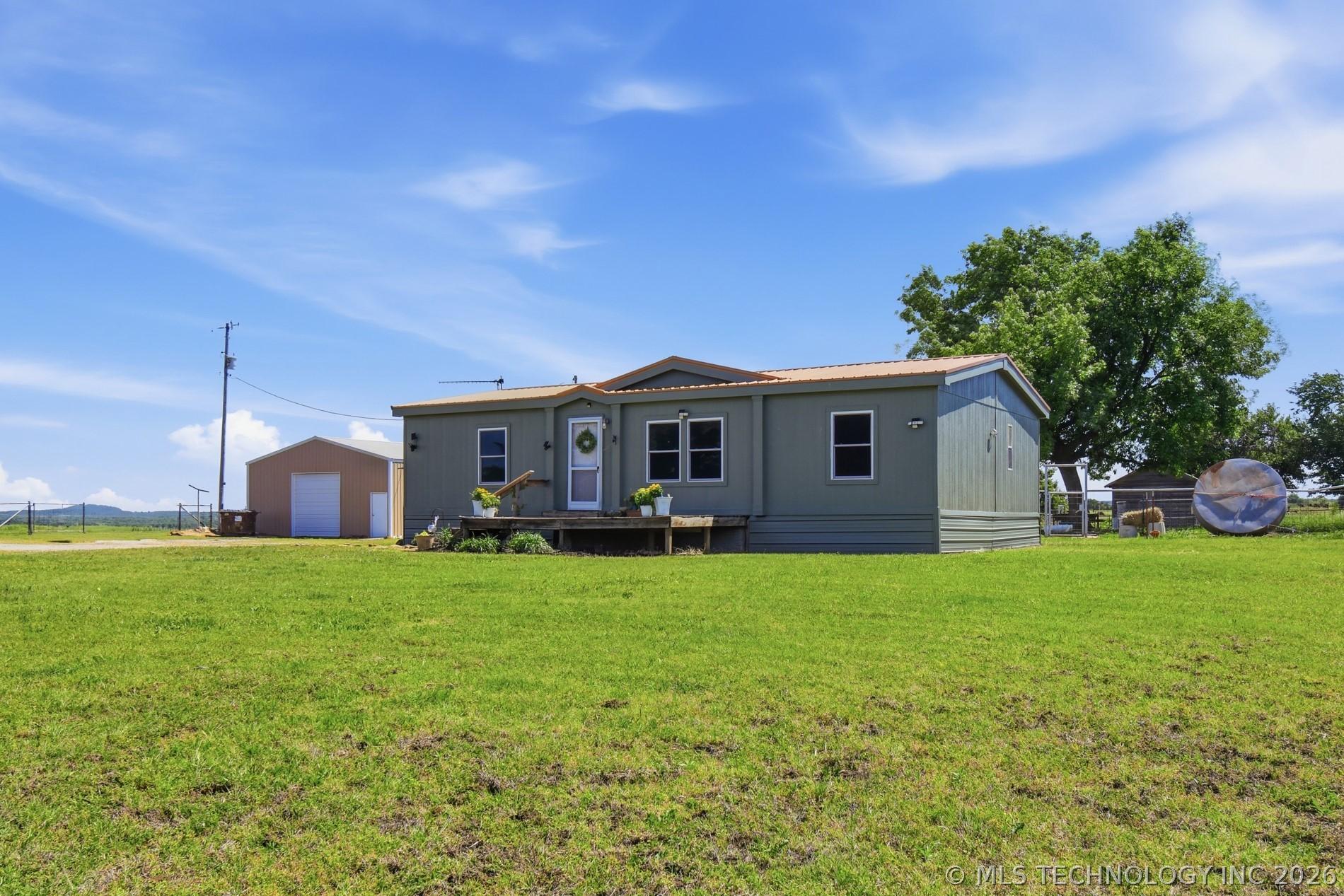 Image 2: Home & shop on 10 acres