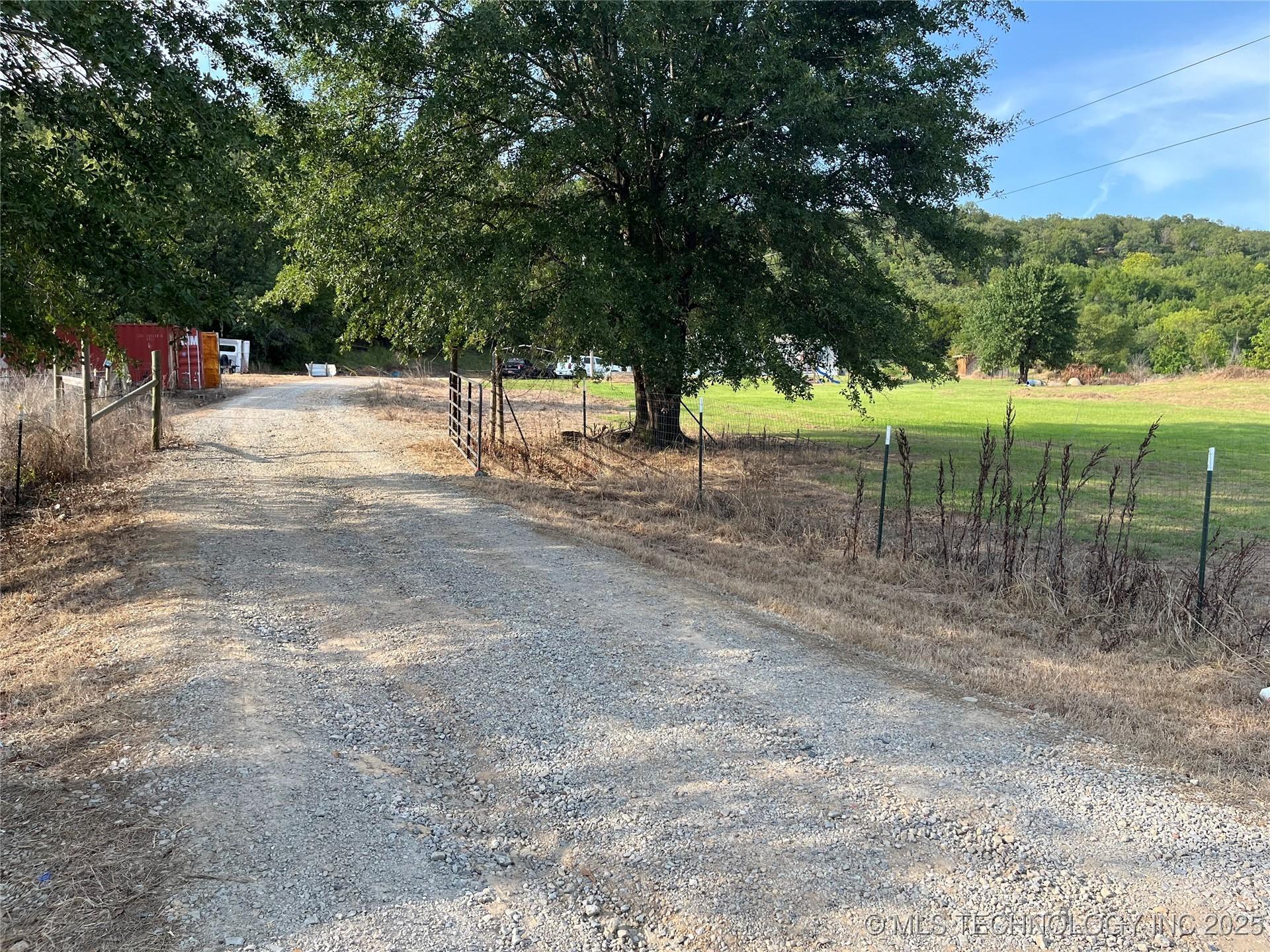 Image 4: entrance drive way
