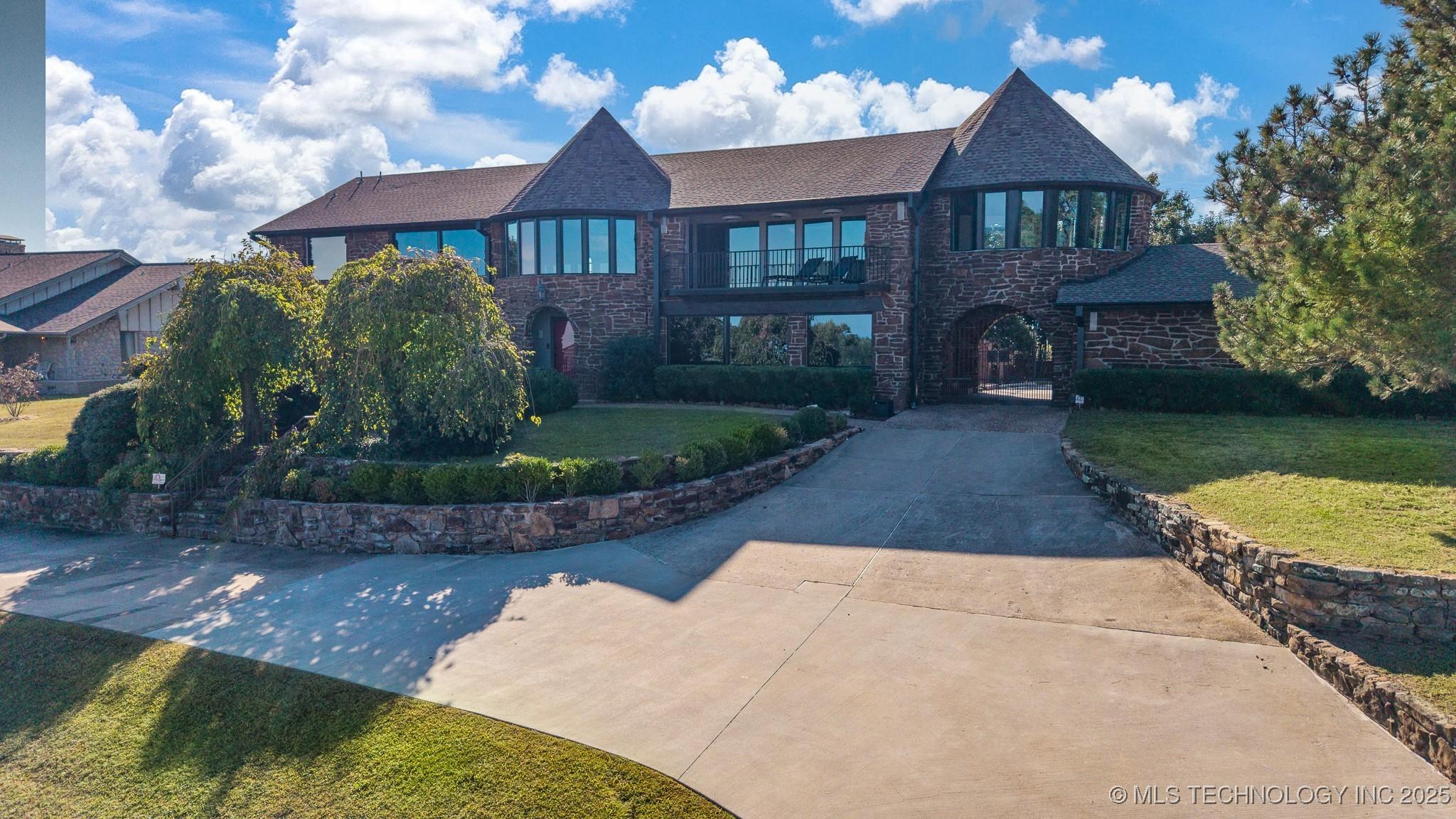 Image 1: Majestic property at the summit of Executive Estat