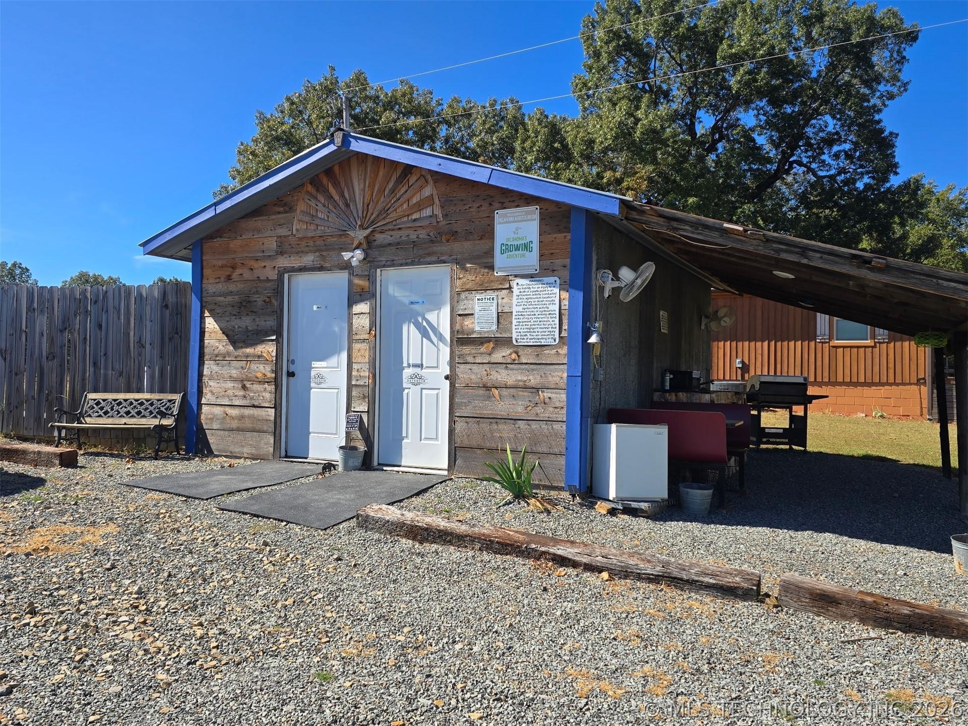 Image 2: Bathhouse with commodes, showers and sinks