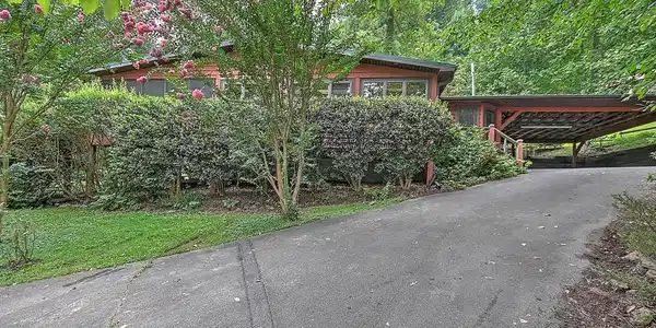 162 Lakeside Dr