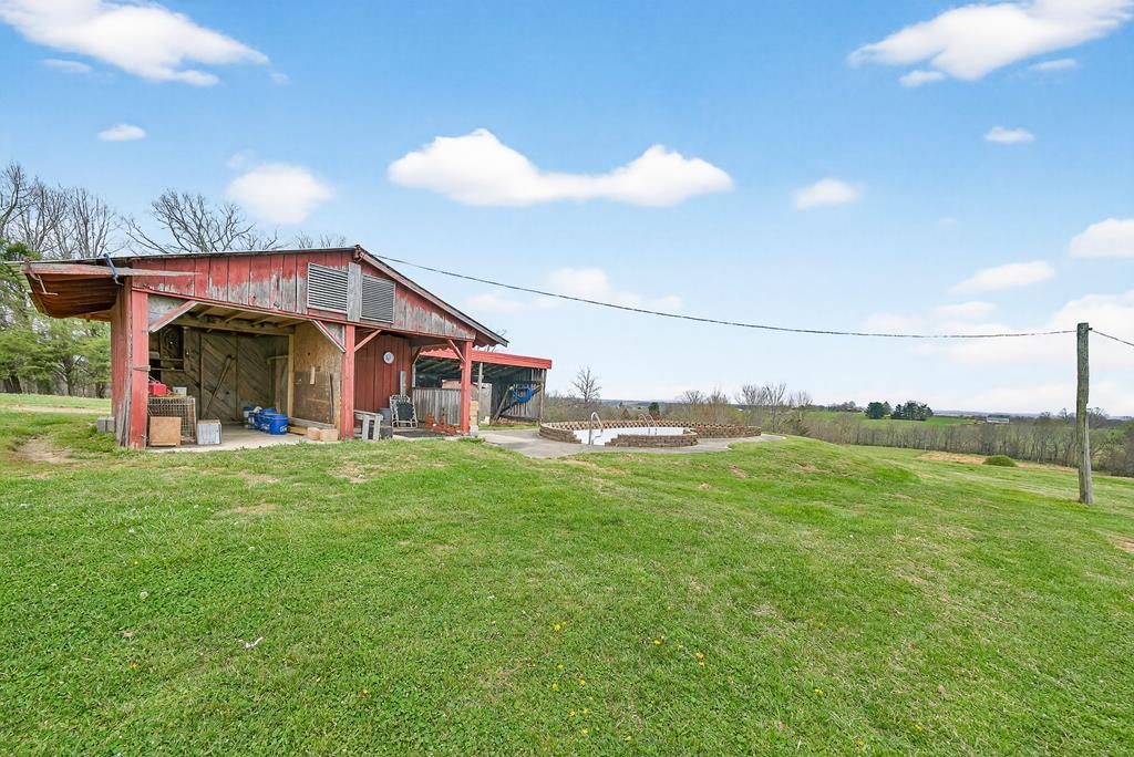 Image 4: Pool and sheds
