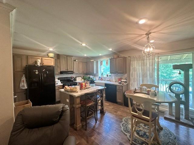 Image 3: Kitchen