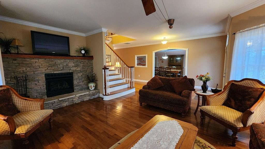 Image 4: Suite Area - Living/Common Space