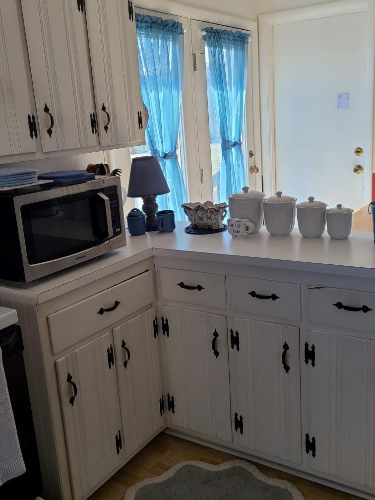 Image 4: Kitchen