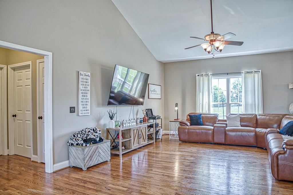 Image 2: LIVING ROOM