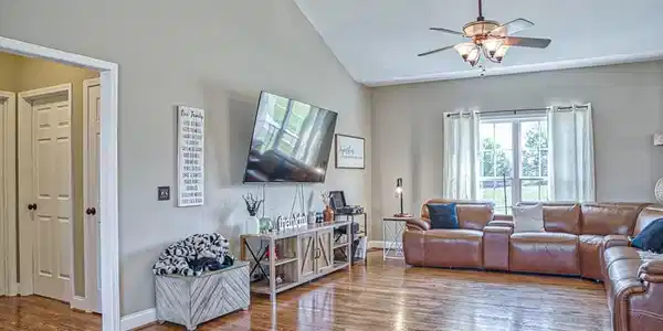 Image 2: LIVING ROOM