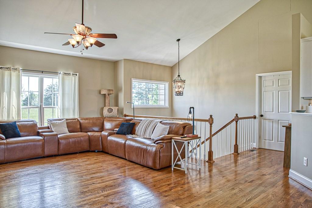 Image 3: LIVING ROOM