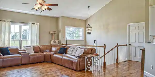 Image 3: LIVING ROOM