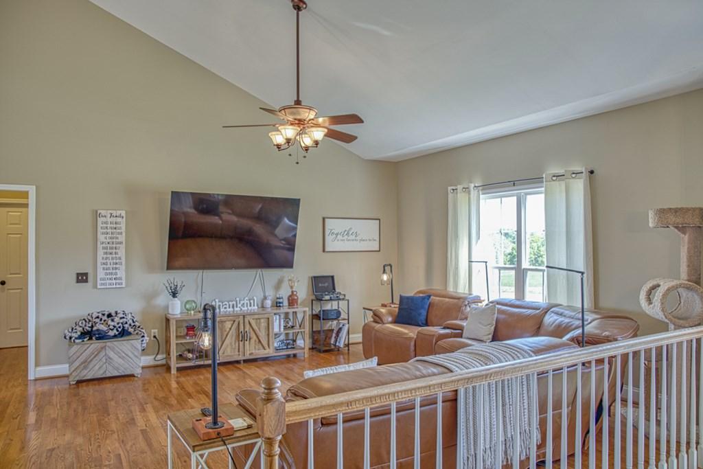 Image 4: LIVING ROOM