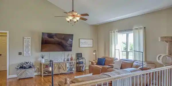 Image 4: LIVING ROOM