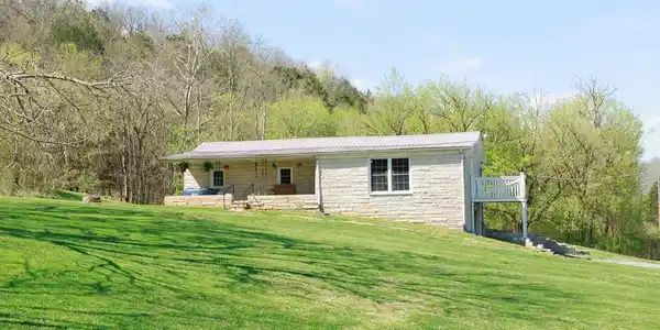 1515 Whites Bend Lane