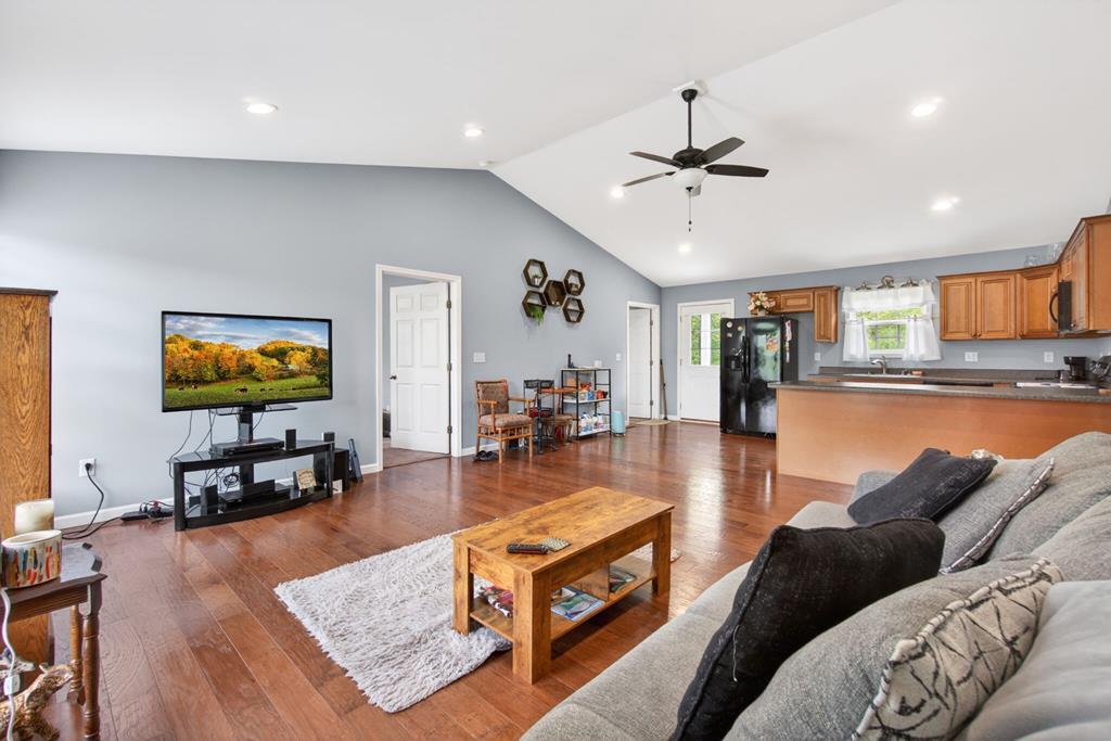 Image 2: Main House Livingroom