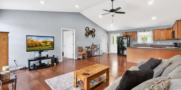 Image 2: Main House Livingroom