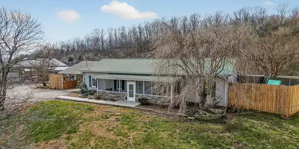 1375 Roberts Matthews Hwy