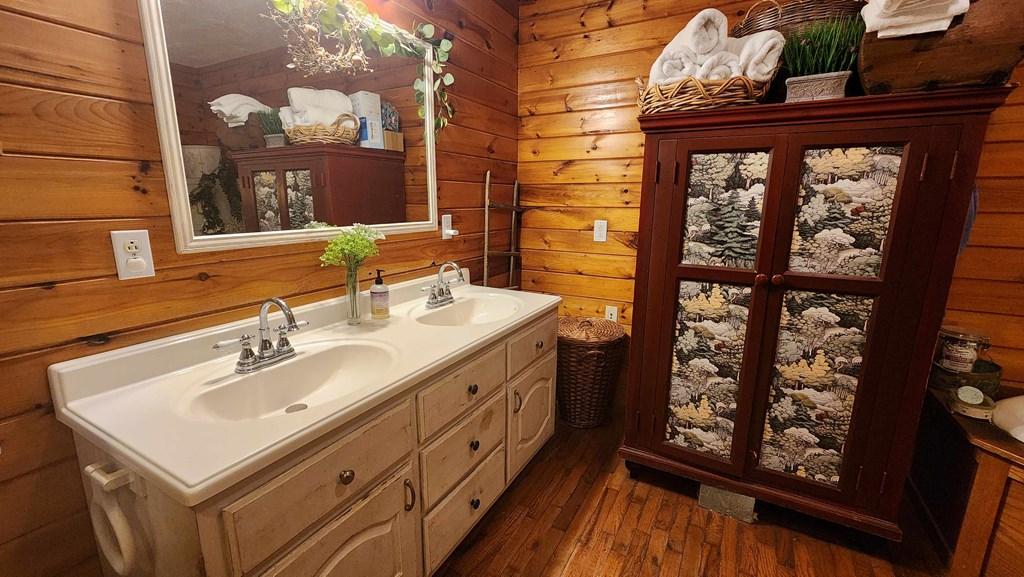 Image 2: Bathroom 1