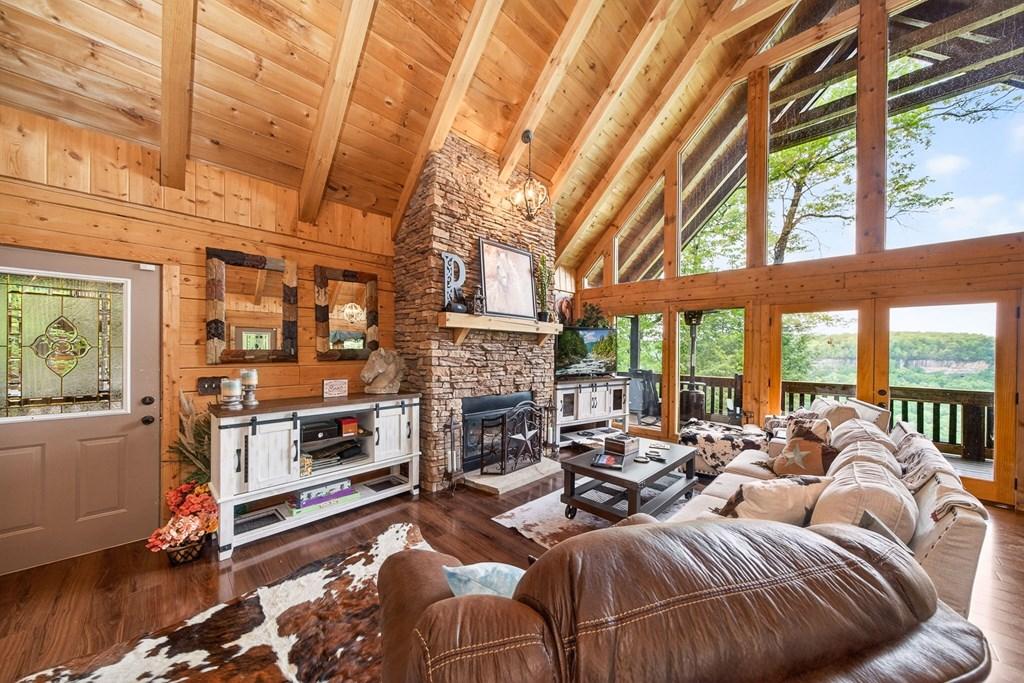Image 4: Living Room